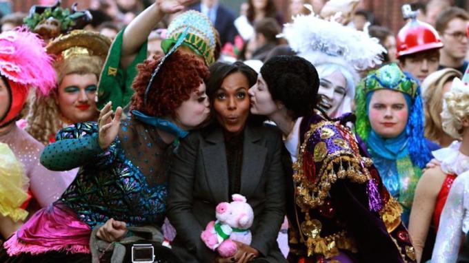 Kerry Washington kiss crop Mike Lawrie GI.jpg